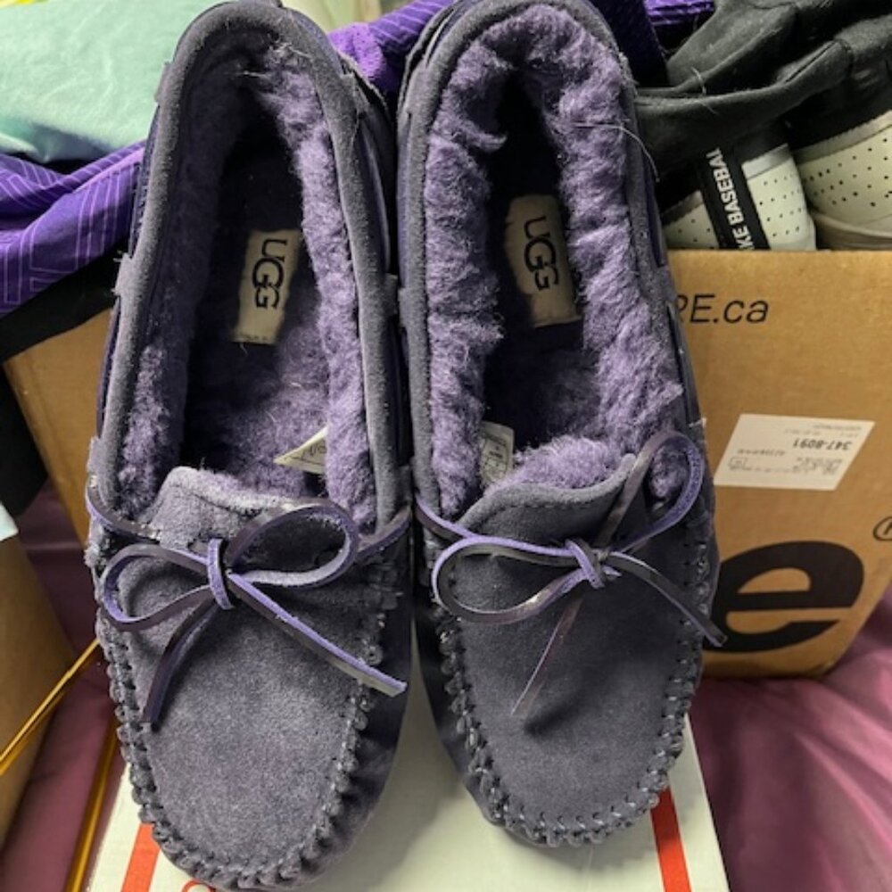 Ugg Dakota women’s slipper house shoes moccasin shearing lined purple sz 6